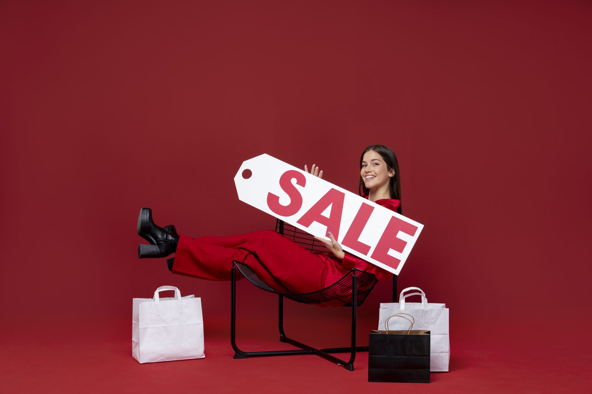 Saldi-invernali-full-shot-woman-holding-sale-tag-2048x1365.jpg