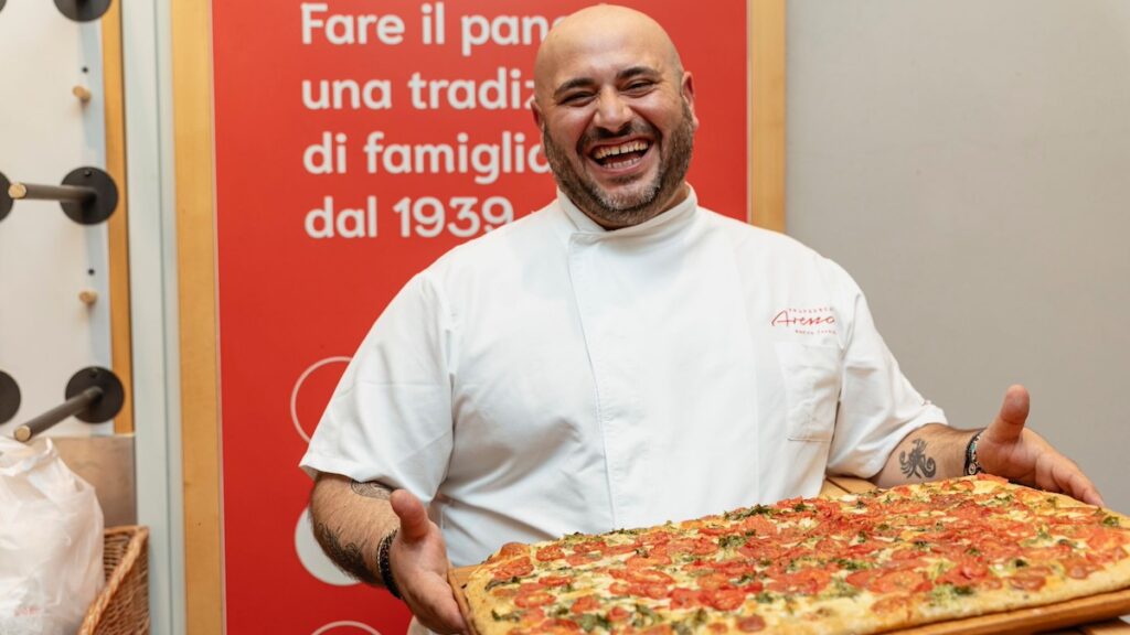 Francesco Arena con focaccia tradizionale