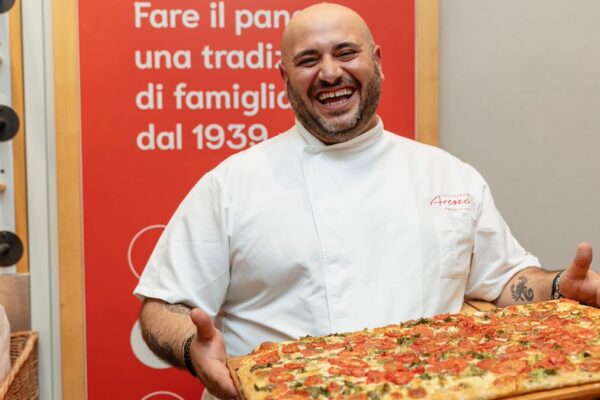 Francesco Arena con focaccia tradizionale